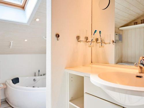 een badkamer met een wastafel en een bad bij Holiday home Nexø X in Vester Sømarken