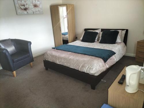 Una cama o camas en una habitación de THE NEW Accommodation FREE complementary breakfast