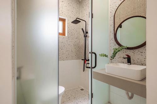 a bathroom with a sink and a mirror at Miền Sương Khói - Home & Café in Khu Chi Lăng