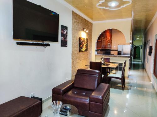 sala de estar con sofá y mesa con TV en The Clover Home, en Palmira