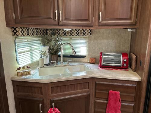 Dapur atau dapur kecil di Gorgeous Denali 5th Wheel Delight!
