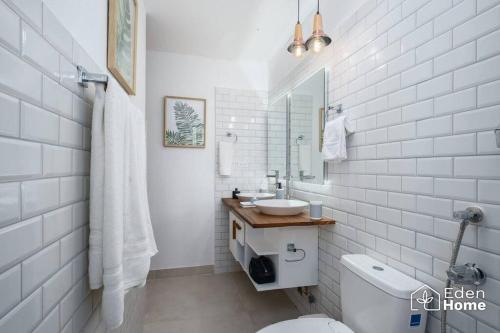 biała łazienka z umywalką i toaletą w obiekcie The Dream of Playa Coronado w mieście Playa Coronado