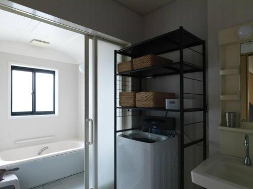 bagno con frigorifero, lavandino e finestra di Renewal Open! 【urban’s camp fuji】ウッドデッキでBBQ可！新装別荘！ a Fujiyoshida