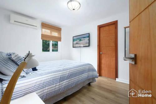 biała sypialnia z łóżkiem i oknem w obiekcie The Dream of Playa Coronado w mieście Playa Coronado