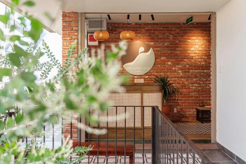 a brick wall with a white vase on it at Miền Sương Khói - Home & Café in Khu Chi Lăng