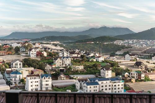 a view of a city with houses and mountains at Miền Sương Khói - Home & Café in Khu Chi Lăng