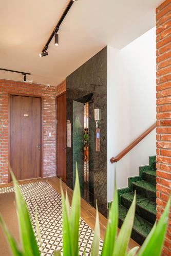 a hallway with stairs and green plants at Miền Sương Khói - Home & Café in Khu Chi Lăng