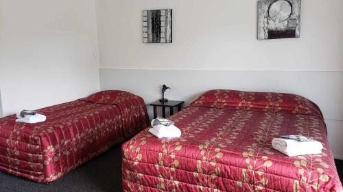 Кровать или кровати в номере Brown Trout Motel