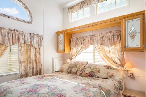 - une chambre avec un lit et une fenêtre dans l'établissement River Run Park Model Cabin on Guadalupe, à Kerrville