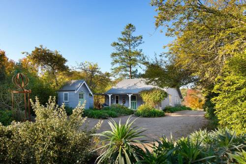 a house in the middle of a garden at Illoura in Hepburn Springs