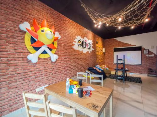 um quarto com uma mesa e uma parede de tijolos em Manhattan Theme Suite by Nest Home at Austin Heights em Johor Bahru