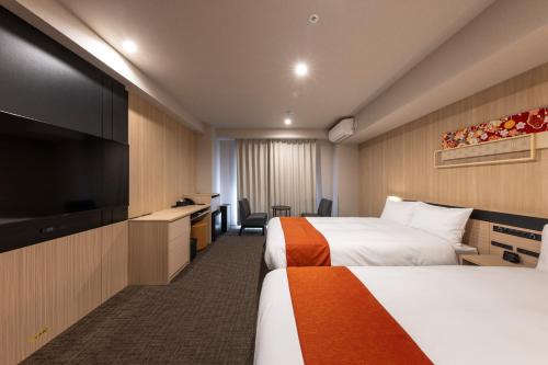 伊勢市にある三交イン 伊勢市駅前 四季乃湯 ＜本館＞＜別館Grande＞のベッド2台と薄型テレビ付きのホテルの部屋