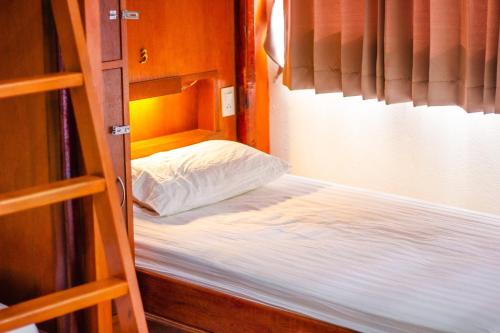 ein kleines Schlafzimmer mit einem Bett in einem Etagenbett in der Unterkunft Phangan Barsay Hostel in Thongsala