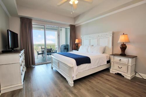 ein Schlafzimmer mit einem großen Bett und einem Balkon in der Unterkunft Wharf 812 in Orange Beach