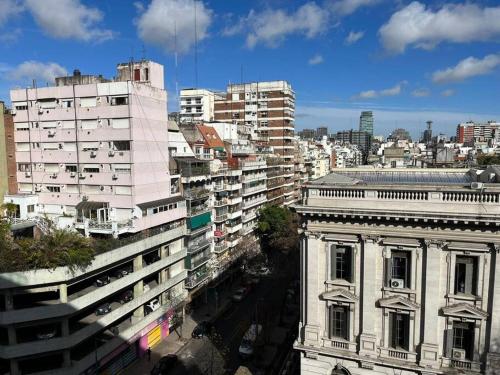 vistas a una ciudad con edificios altos en Cercano a atracciones turísticas. Recoleta Square en Buenos Aires