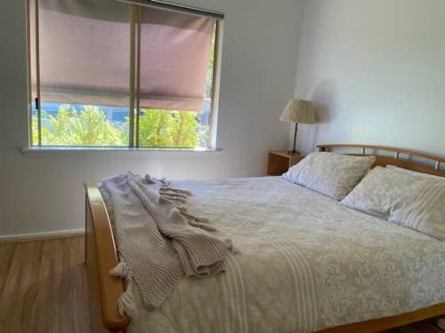 Una cama o camas en una habitación de Eos 2