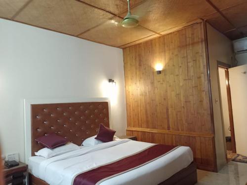 Un pat sau paturi într-o cameră la Changs Resort