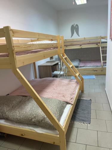 מיטה או מיטות קומותיים בחדר ב-Voňavé spaní - Ubytování Kyjov