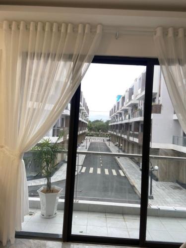 una ventana con vistas a una calle vacía en Kami Hotel, en Kinh Dinh