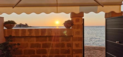 een raam met uitzicht op de oceaan bij La Casa sulla Spiaggia in Marzamemi