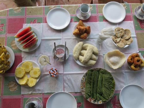 錫吉里亞的住宿－Another World Hostel Sigiriya，餐桌上放有盘子的桌子