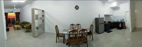 uma cozinha e sala de jantar com mesa e cadeiras em Cinta Hati Homestay Crystal Creek Apartment Taiping em Taiping