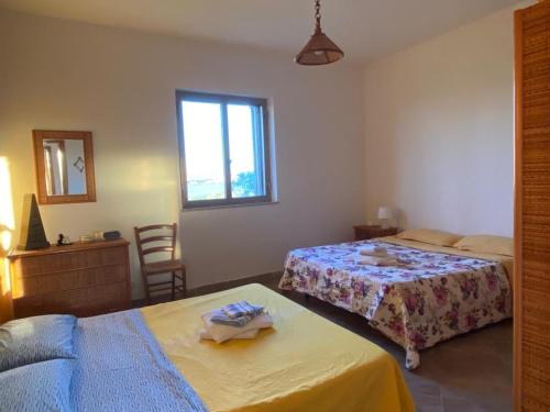 1 Schlafzimmer mit 2 Betten und einem Fenster in der Unterkunft A 5 MINUTI DA TRAPANI e FREE PARKING in Torre Nubia