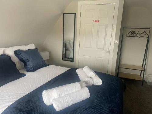 Cama ou camas em um quarto em Fern House - 2bedroom house Free Parking Town centre by Shortstays4u
