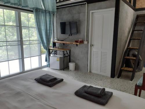 Una cama o camas en una habitación de น้ำหราธาราโฮมสเตย์