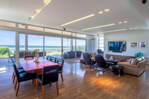 ダンズボローにあるNumber 10 I Private Propertiesのテーブルと椅子とソファのあるリビングルーム