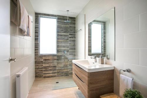 a bathroom with a sink and a mirror at Lakes Edge in Daylesford