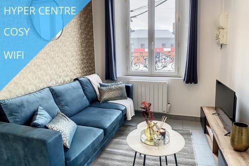 a living room with a blue couch and a table at Appart Hyper Centre Tout Confort Wifi 4 Pers in Romilly-sur-Seine