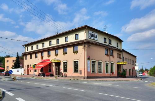 オストラヴァにあるHotel Isoraの通りの角にある大きな建物