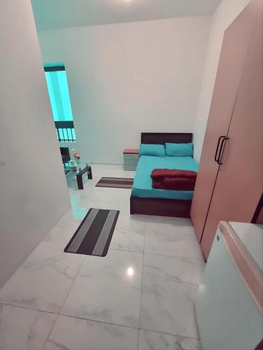 ein Wohnzimmer mit einem Bett und Fliesenboden in der Unterkunft Abu Dhabi Centre - Elegant Spot in Abu Dhabi