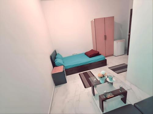 Kleines Zimmer mit einem Bett und einem Tisch in der Unterkunft Abu Dhabi Centre - Elegant Spot in Abu Dhabi