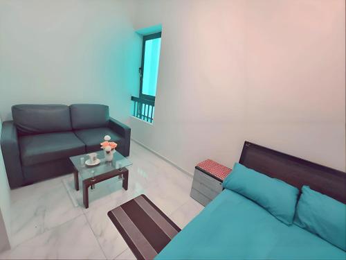 ein Wohnzimmer mit einem Sofa und einem Tisch in der Unterkunft Abu Dhabi Centre - Elegant Spot in Abu Dhabi