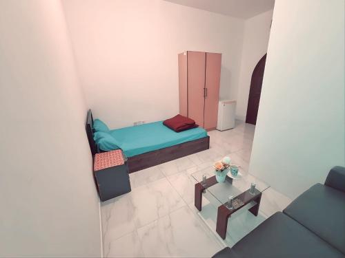 Kleines Zimmer mit einem Bett und einem Tisch in der Unterkunft Abu Dhabi Centre - Elegant Spot in Abu Dhabi