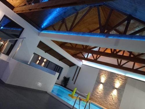 Camera con piscina e soffitti in legno. di Motel Lepo Mesto a Strmosten
