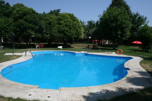 A piscina localizada em Hotel Los Olivos ou nos arredores