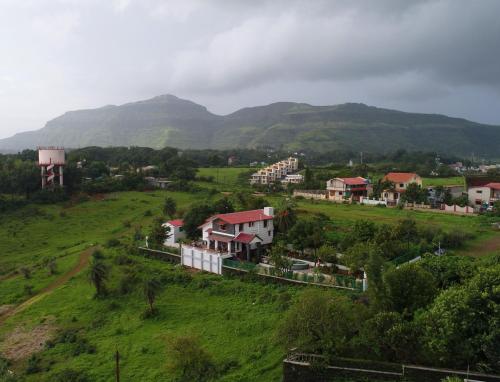イガットプリにあるNysa Villa Igatpuriの山を背景にした村の空中風景