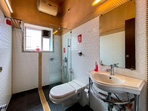 La salle de bains est pourvue d'un lavabo, de toilettes et d'une douche. dans l'établissement Par-X Mist View 9A Garden Villa 3BHK, à Lonavala