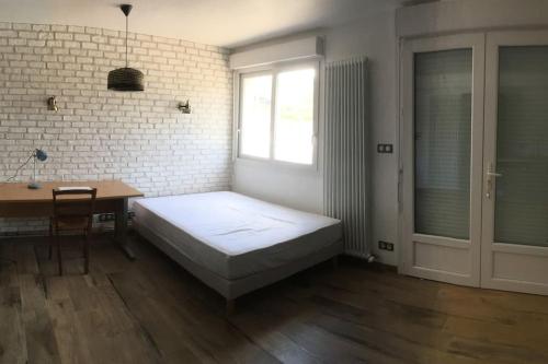 une chambre avec un lit, une table et une fenêtre dans l'établissement Chambre dans logement neuf et tout équipé RDC, à Felletin