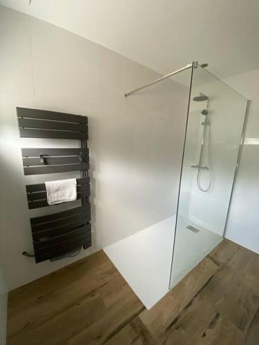 Cette chambre dispose de parquet et d'une douche en verre. dans l'établissement Chambre dans logement neuf et tout équipé RDC, à Felletin