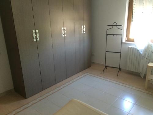 a room with gray cabinets and a window at B&B Camelie in Melfi