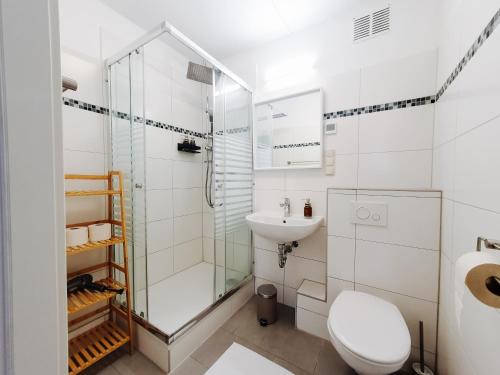 a bathroom with a toilet and a sink at Jenapartments Zuhause auf Zeit, Uniklinik & Natur vor der Tür in Jena