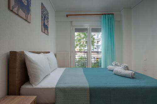 een slaapkamer met een bed met twee knuffels erop bij Kosmos Service Apartment Family City Center 4C in Thessaloniki