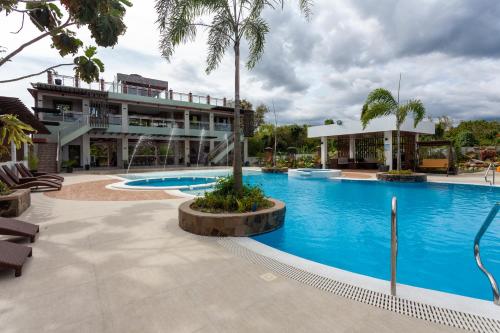 un hotel con piscina y un edificio en Greenridge Resort, en Candelaria