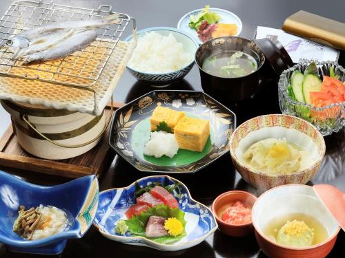 a group of bowls of food on a table at 日長庵 桂月 in Hirugami