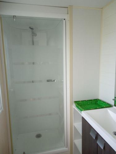 une salle de bain avec douche et lavabo dans l'établissement Camping Humawaka, à Comps-sur-Artuby