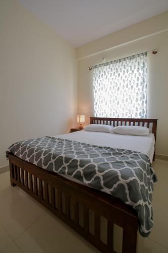 Ένα ή περισσότερα κρεβάτια σε δωμάτιο στο HomeSlice Sarjapur - 1BHK Serviced Apartment